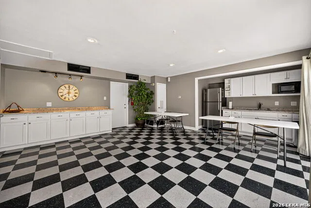 1045 Shook Avenue #145H Olmos Park, TX 78212